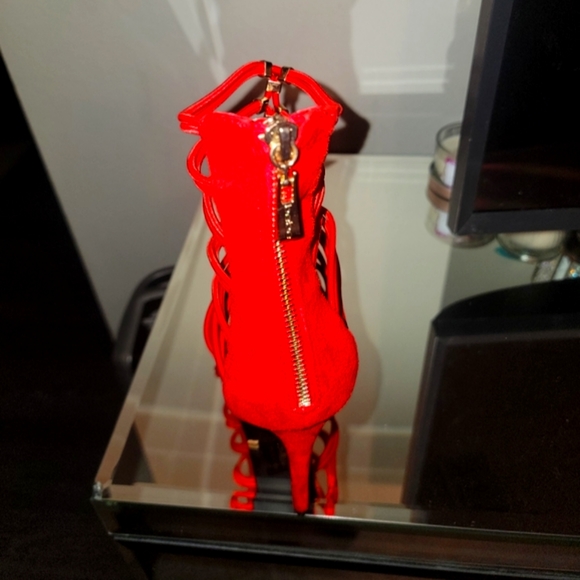 Heels - Picture 3 of 3